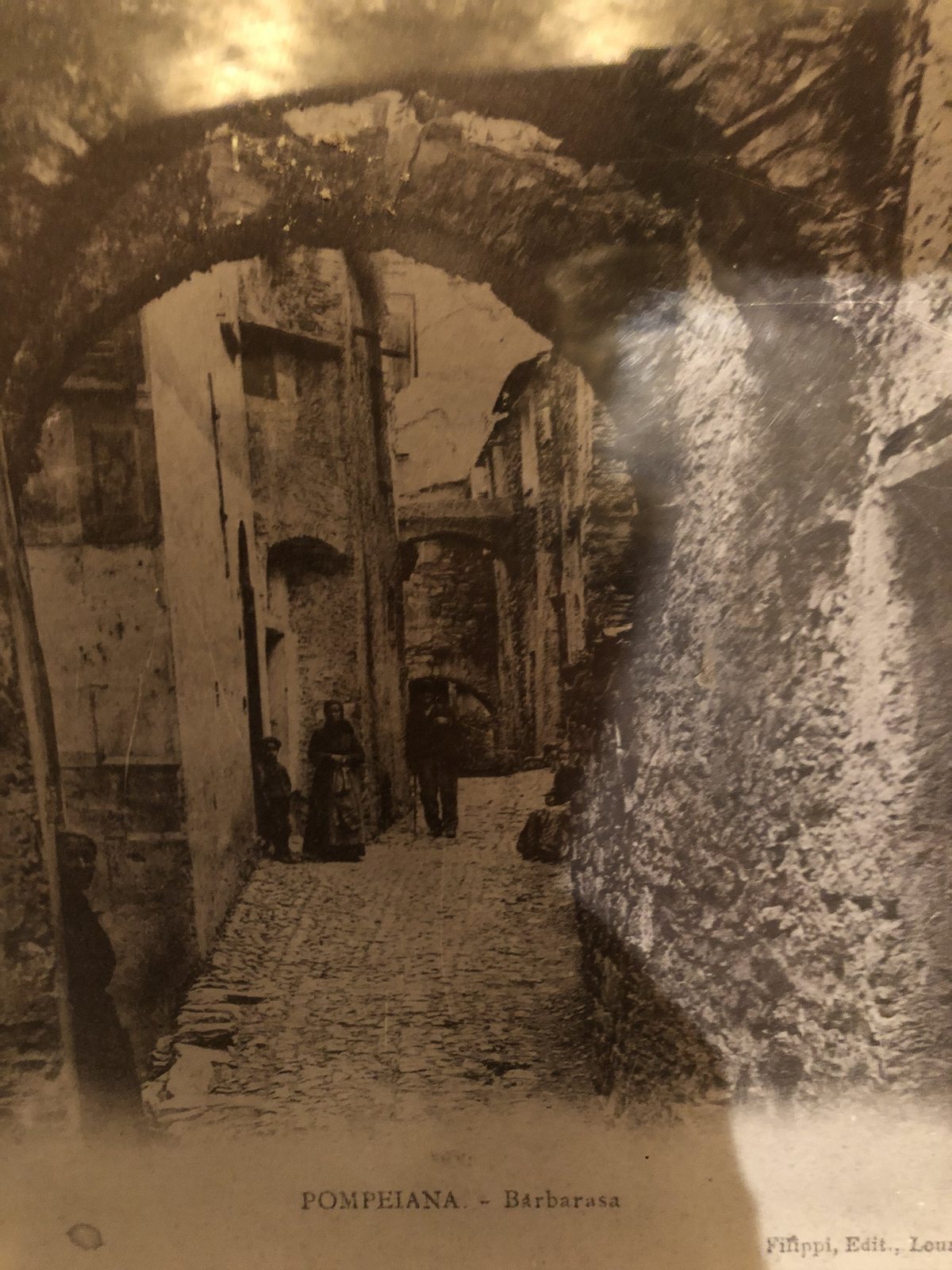Gammelt sepiafarget postkort fra Pompeiana med teksten Barbarasa